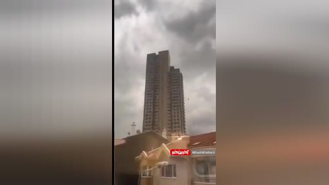 طوفان شدید در آنکارا؛ پرت شدن صندلی از تراس ساختمان به داخل خیابان | ویدیو
