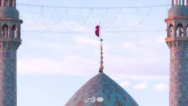 نصب پرچم سرخ انتقام برای شهدای کرمان روی گنبد مسجد جمکران