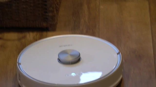 آنباکس و بررسی جاروبرقی ربات Neabot با سطل خود خالی کننده