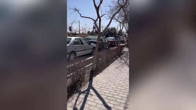 صف کشیدن خودروها برای تعویض روغن در اتوسرویس منتخب اسپیدی در شهر مشهد