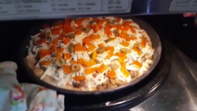 طرز تهیه پیتزا تن ماهی خوشمزه و خانگی با قارچ و پنیر