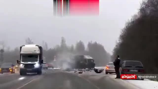 فیلم تصادف کامیون به دلیل یخبندان در مسکو | ویدیو