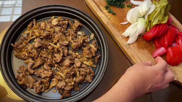 طرز تهیه شاورما گوشت ترکی به همراه سس و ادویه مخصوص