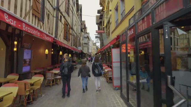 قدم زدن در خیابان‌ های باریک و سنگ‌ فرش‌ | کاوش در شهرهای فرانسه