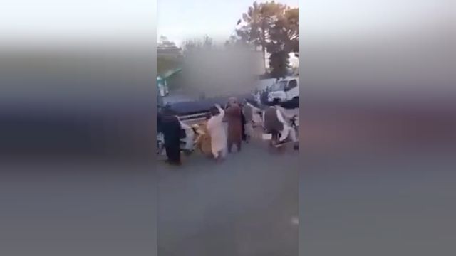 طالبان 4 نفر را در ملاءعام با جرثقیل دار زد و در شهر چرخاند | ویدیو