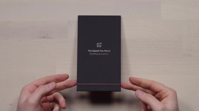 آنباکس و بررسی A OnePlus 6 پر طرفدار