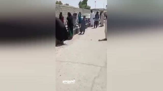 صف‌ طولانی کپسول گاز زیر آفتاب سوزانِ ایرانشهر