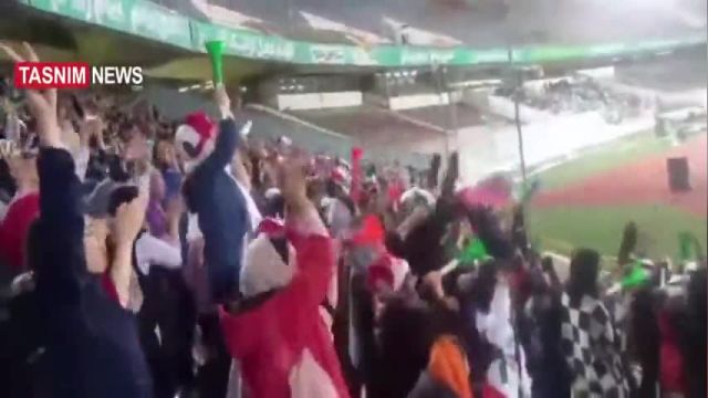 خوشحالی هواداران بانوی ایرانی بعد از گل دوم ایران به کنیا
