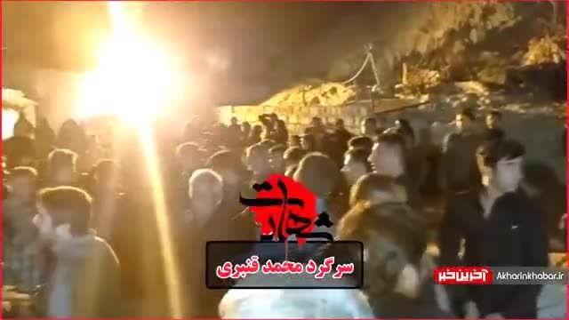 تجمع مردم مقابل خانه ماموری که توسط تروریست ایذه به‌ شهادت رسید | ویدیو