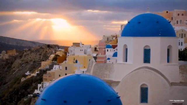 جذابیت جزیره سنتورینی یونان را با ما تجربه کنید