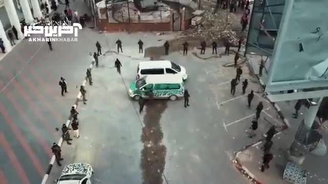 خداحافظی سربازان حماس با اسرا و واکنش متقابل آنها | ببینید