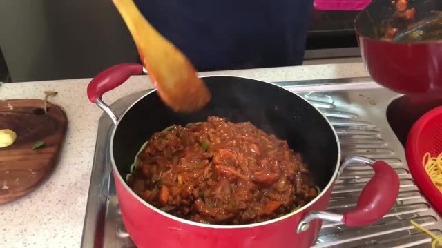 طرز تهیه ماکارونی مخصوص با گوشت چرخ کرده و هویج