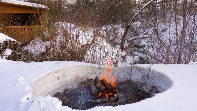 آتش در یک روز سرد زمستانی | صدای آرامش بخش آتش کمپ + محیط روز برفی