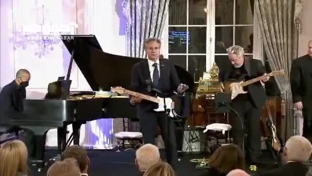 گیتار زنی و خوانندگی وزیر خارجه آمریکا در مراسم دیپلماسی موسیقی جهانی