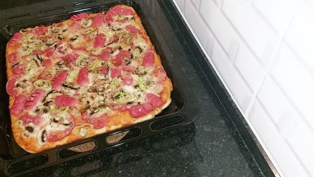 طرز تهیه پیتزا فوری و خوشمزه با خمیر خانگی مرحله به مرحله