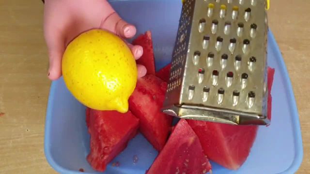 طرز تهیه آب هندوانه طبیعی در خانه با طعم لیمو