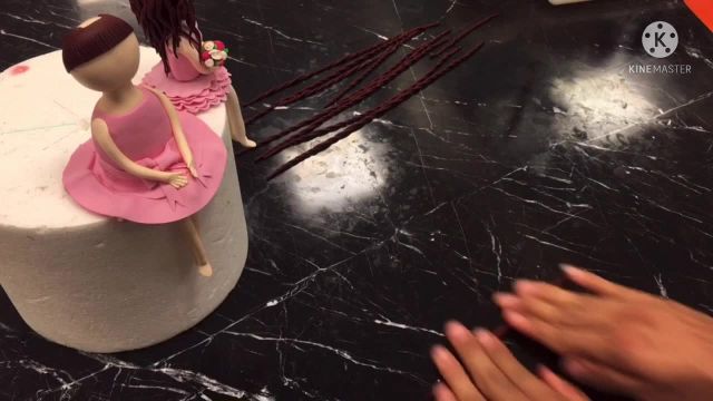 آموزش کیک با عروسک فوندانتی به روش ساده