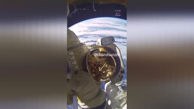 یاسمین مقبلی در حال انجام ماموریت، خارج از ایستگاه فضایی