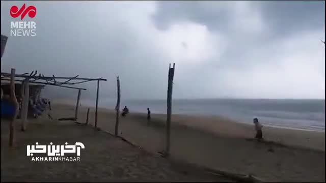 لحظه برخورد صاعقه به 2 نفر در سواحل مکزیک