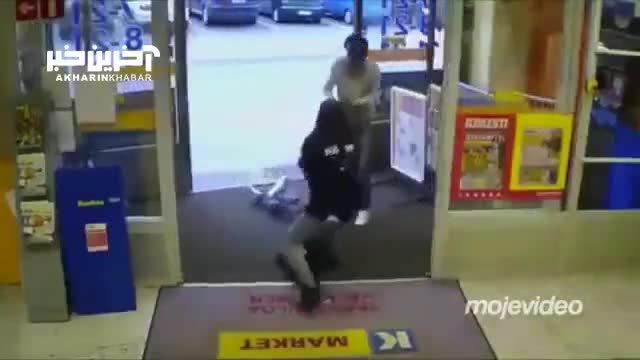 حمله دختر جوان به 2 دزد فروشگاه مقابل دوربین‌ های مدار بسته