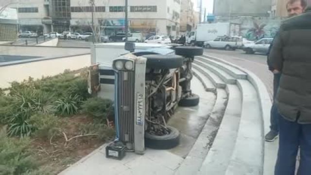 ببینید/واژگونی خودروی بدون سرنشین  در تبریز