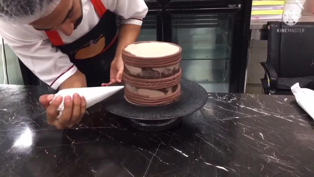 آموزش کاور کیک شکلاتی با خامه و دیزاین کیک با شکلات
