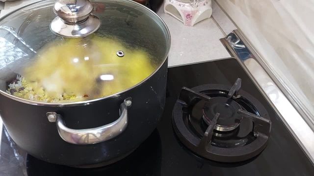 طرز تهیه آلبالو پلو با گوشت خوشمزه و مجلسی غذای اصیل ایرانی
