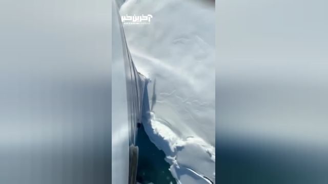 عملیات خورد کردن یخ توسط کشتی یخ شکن در حال انجام