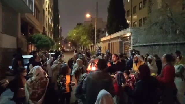مراسم قاشق زنی در ‏محله سنایی تهران در چهارشنبه سوری 1402 | ویدیو