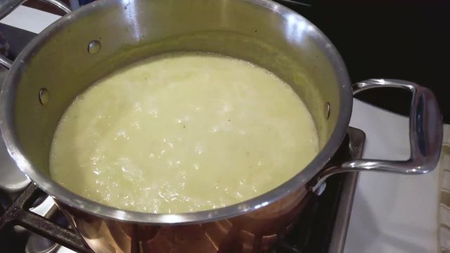 طرز پخت سوپ تره فرنگی و سیب زمینی خوشمزه و لعابدار با روش ساده و سریع