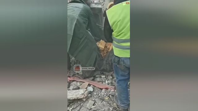 لحظه پیداشدن گنج در زیر آوار زلزله ترکیه  | ویدیو