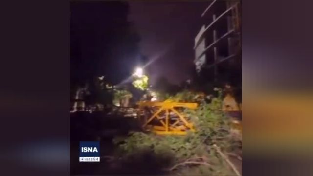 سقوط جرثقیل ساختمانی در قم به علت وزش شدید باد | ویدیو