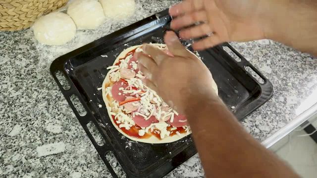 طرز تهیه و عمل آوری خمیر پیتزا کامل | آموزش تردترین خمیر پیتزا برای پیتزا ایتالیایی و آمریکایی