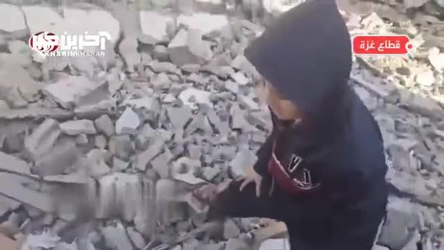 تلاش کودکان فلسطینی برای جمع آوری بقایای قرآن از مسجد تخریب شده