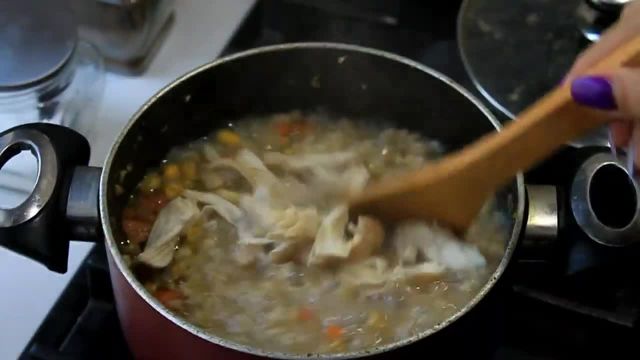 طرز تهیه سوپ جو‌ سفید با مرغ خوشمزه و غلیظ به روش رستورانی