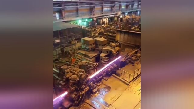 خروج تیرآهن از خط تولید ذوب آهن اصفهان با دمای 1300 درجه