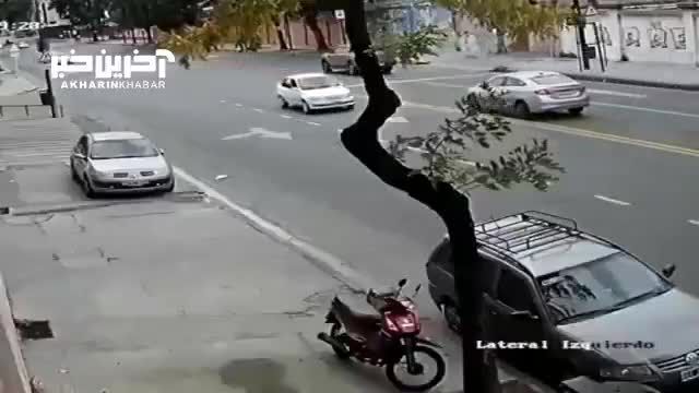 فیلم انحراف و له شدن خودرو بعد از برخورد با درخت!