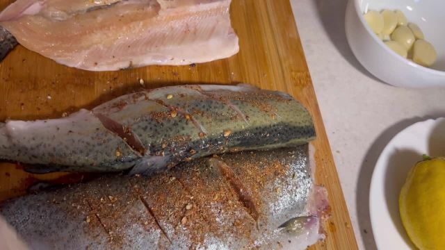 آموزش بهترین روش سرخ کردن ماهی بدون بوی زهم