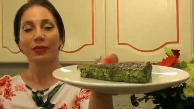 خوردن و تست کردن کوکو سبزی