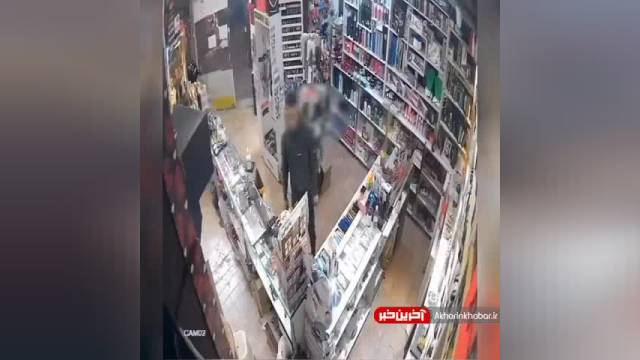 فیلم سرقت گوشی زن فروشنده از یک مغازه در مشهد