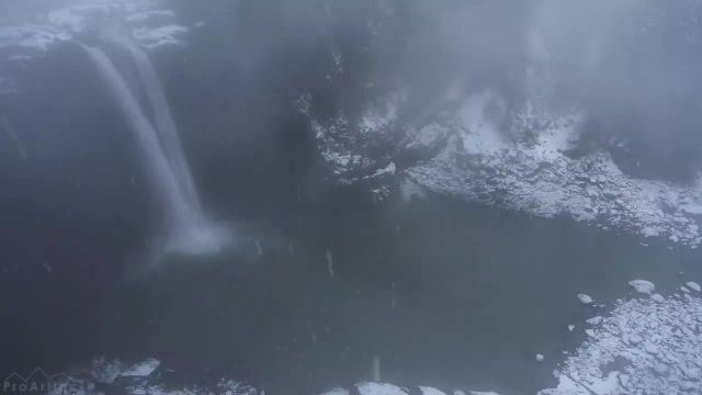 8 ساعت صدای آرامبخش برای خواب عمیق و آرامش | آبشار قدرتمند در زمستان