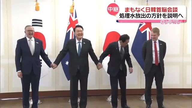 حرکت جنجال ساز نخست وزیر ژاپن برای گرفتن دست نفر کناری | ویدیو