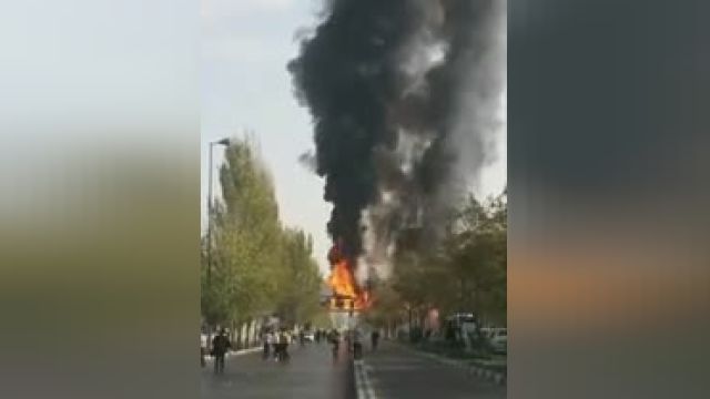 اولین تصاویر از حادثه آتش‌ سوزی در پل عابر پیاده ملک آباد مشهد