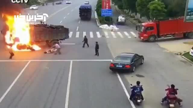 تصادف عجیب و غریب موتورسوار با کامیون: آتش سوزی ناگهانی!