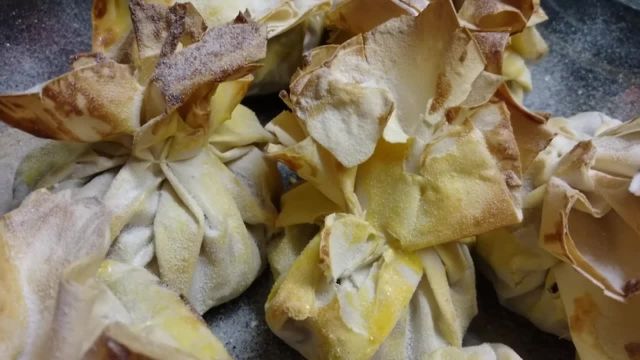 طرز تهیه اشترودل سیب و بلوبری با خمیر یوفکا در فر