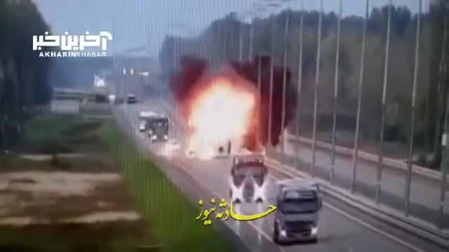 انفجار وحشتناک یک کامیون ترانزیت وسط جاده