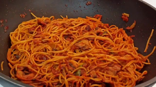 طرز تهیه اسپاگتی خوشمزه و خوشرنگ با قارچ و سبزیجات