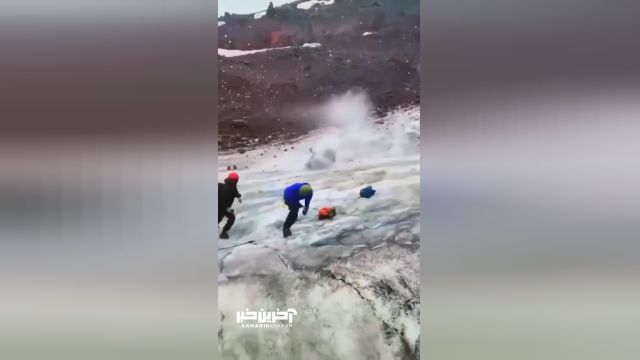 لحظه ترسناک سقوط سنگ در قله کازبک