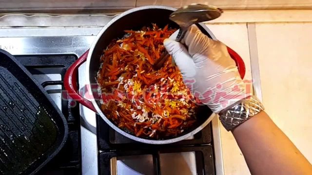 طرز تهیه هویج پلو خوشمزه و مجلسی با مرغ با طعم ترش و شیرین