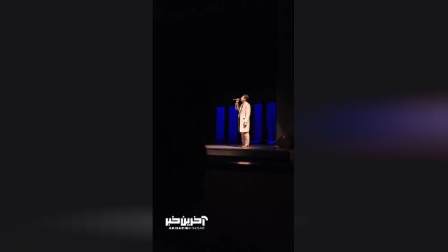 گوشه ای از اجرای محمد معتمدی در تئاتر کلنل